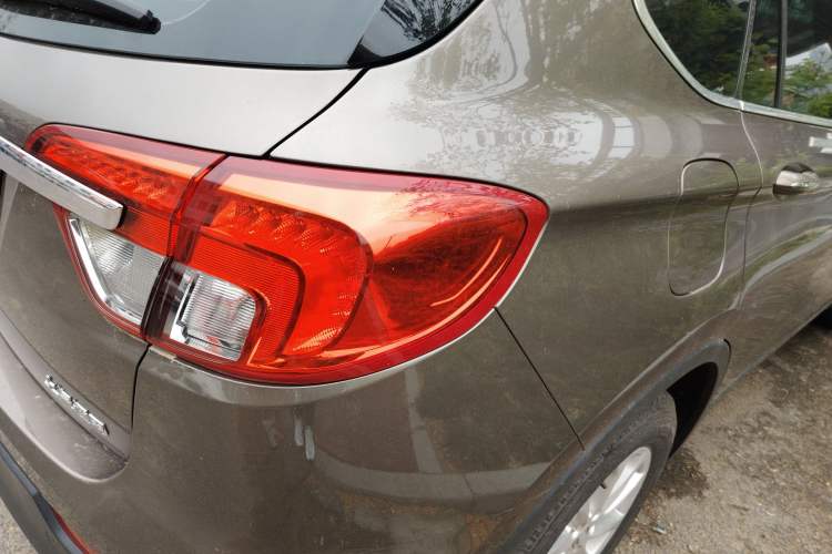 Used Buick Envision 2017 20T Two-Wheel Drive Elite Version Right Rear Taillight