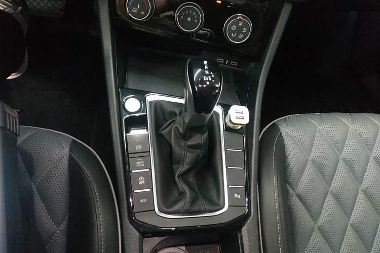 Used Volkswagen Sagitar 2023 300TSI DSG Excellence Edition Gear Lever