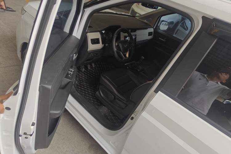 Used Wuling Hongguang PLUS 2019 1.5T Manual Luxury 7-Seater Driver Seat
