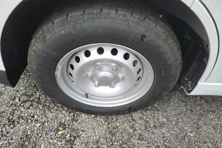 Used Wuling Yangguang 2024 300KM Comfort Version Passenger Van 75kW