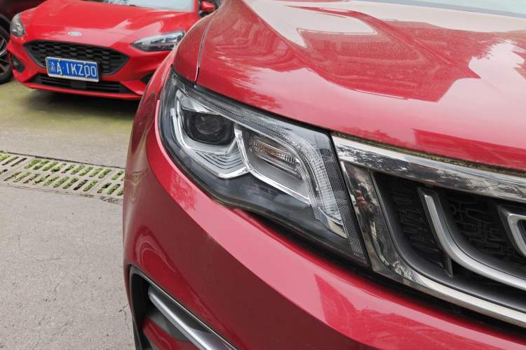 Used Geely Auto Emgrand X7 Sport 2018 1.8TD Automatic Two-Wheel Drive Smart Connect 4G Internet Edition Right Front Headlight