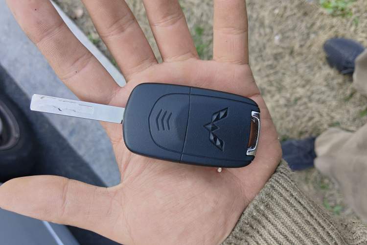 Used Wuling Yangguang 2024 300KM Comfort Version Passenger Van 75kW Vehicle Key