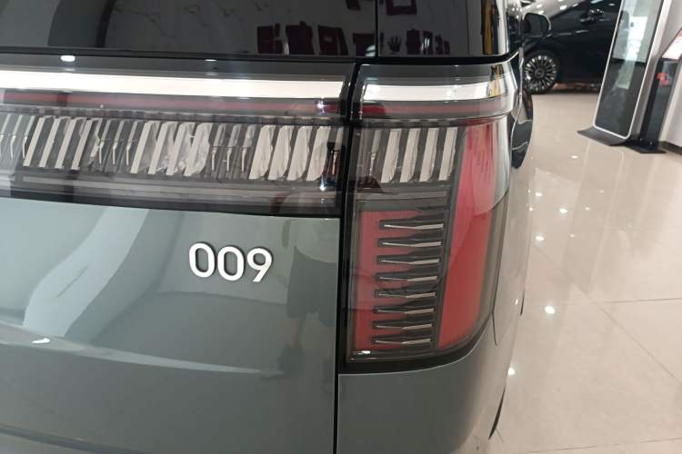 Used Zeekr 009 2024 7-Seater Aisle Version 108 kWh
