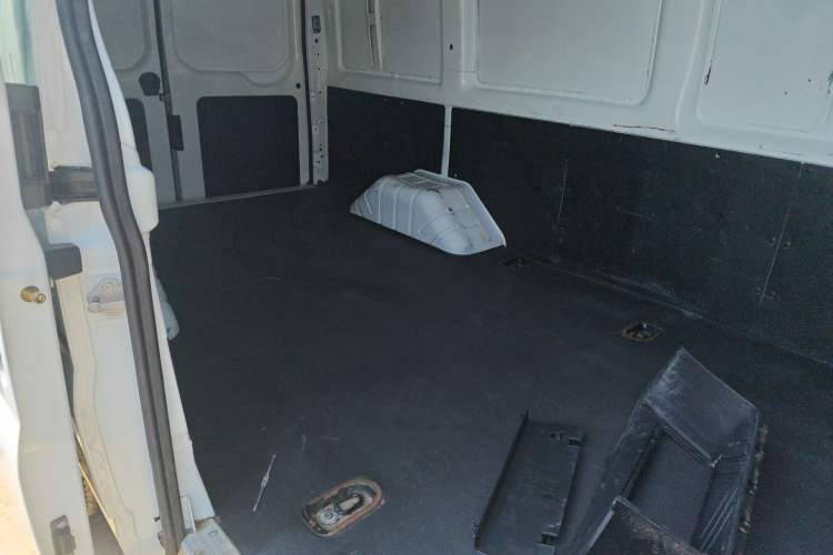 Used JMC Fushun 2022 2.0T Manual Van with Long Wheelbase Mid-Height Roof and 3 Seats
