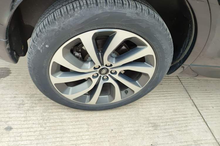 Used Land Rover Discovery Sport 2022 Revised Version 249 PS R-Dynamic S Performance Edition 5 Seats Right Rear Wheel Hub