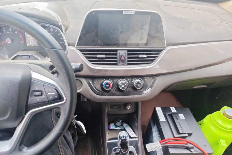 Used Baojun 310W 2017 1.5L Manual Fashion Model China V Audio And AC Panel