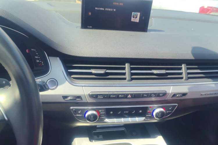 Used Audi Q7 2018 40 TFSI Comfort Model Audio And AC Panel