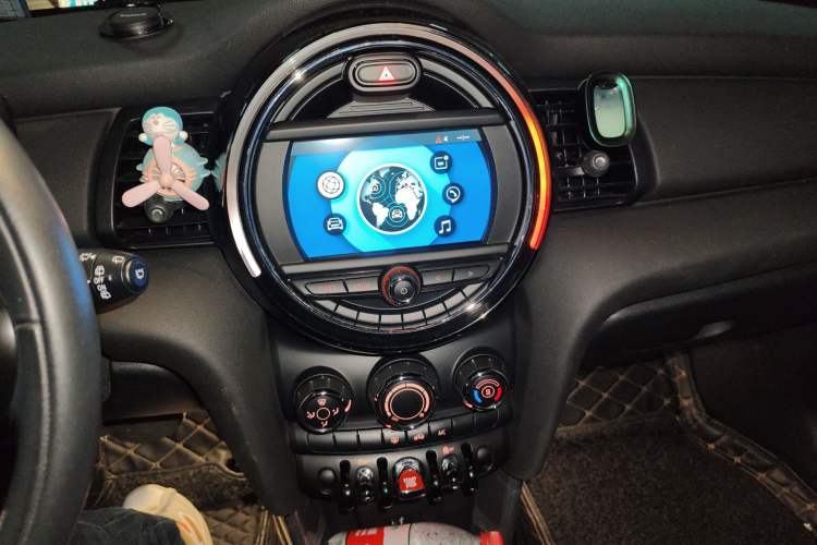 Used MINI 2018 1.5T ONE Five-Door Edition Audio And AC Panel