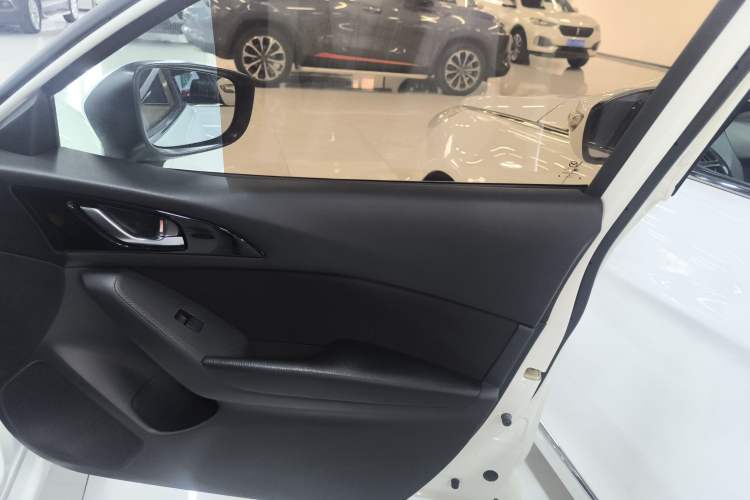 Used Mazda Mazda 3 Axela 2016 Hatchback 1.5L Automatic Luxury Model
