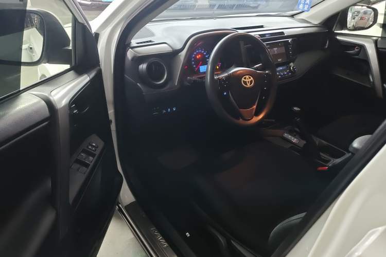 Used Toyota RAV4 2016 2.0L CVT Two-Wheel Drive Fashion Edition China V Standard Driver Seat