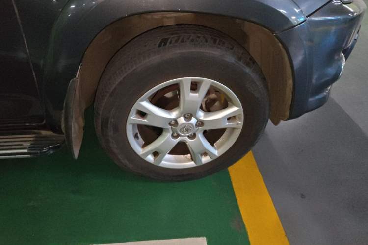 Used Toyota RAV4 2011 2.4L Automatic 4x4 Luxury Edition Right Front Wheel Hub