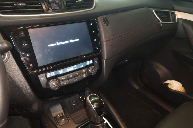 Used Nissan Qashqai 2022 2.0L CVT XV Premier Luxury Edition Audio And AC Panel