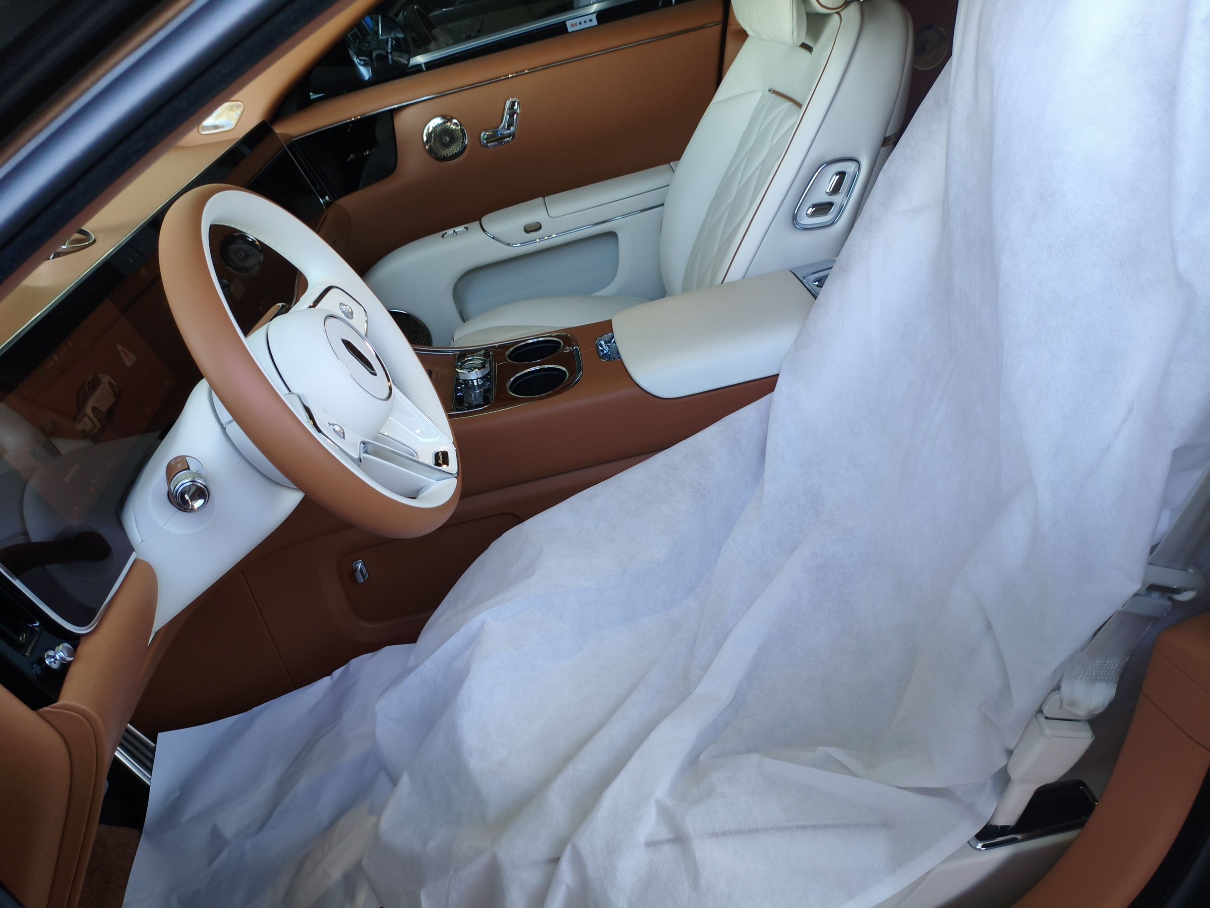 المقاعد الأمامية داخل السيارة