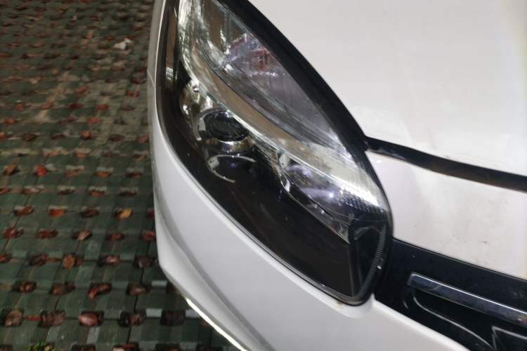 Used Renault Koleos 2014 Revised Version 2.5L Two-Wheel Drive Urban Edition Right Front Headlight