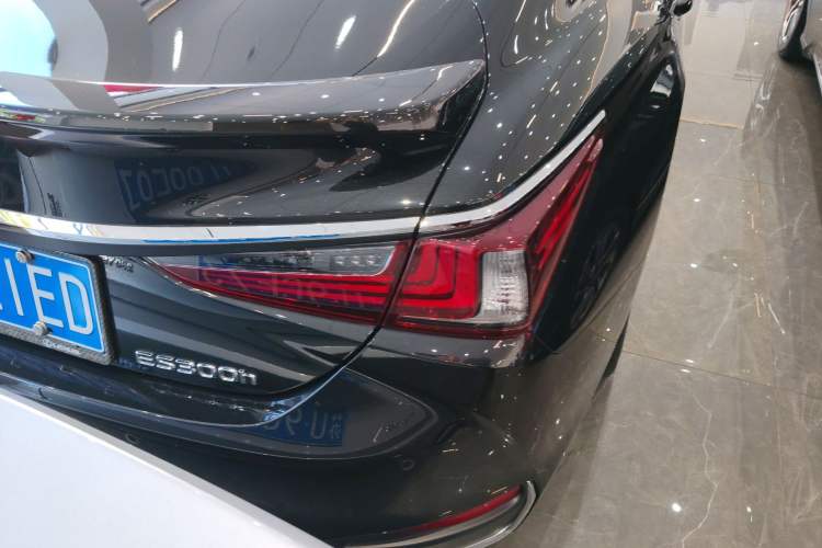 Used Lexus ES 2022 300h Deluxe Edition
