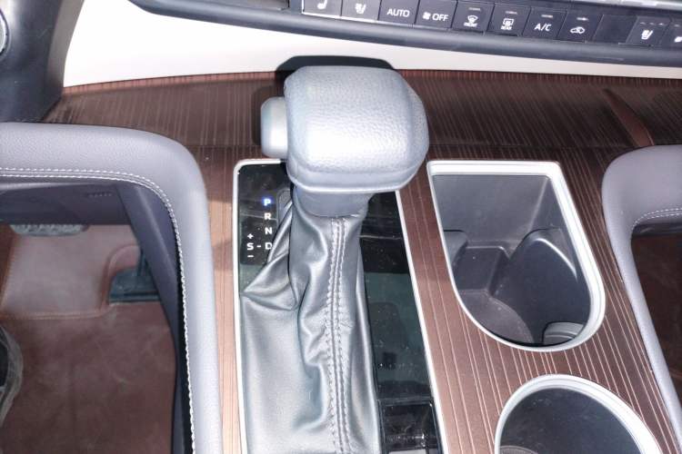 Used Toyota SIENNA 2023 2.5L Hybrid Comfort Edition Gear Lever