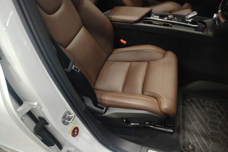 Used Volvo XC60 New Energy 2024 T8 Plug-in Hybrid Long-Range All-Wheel Drive Smart Luxury Edition Right Front Seat