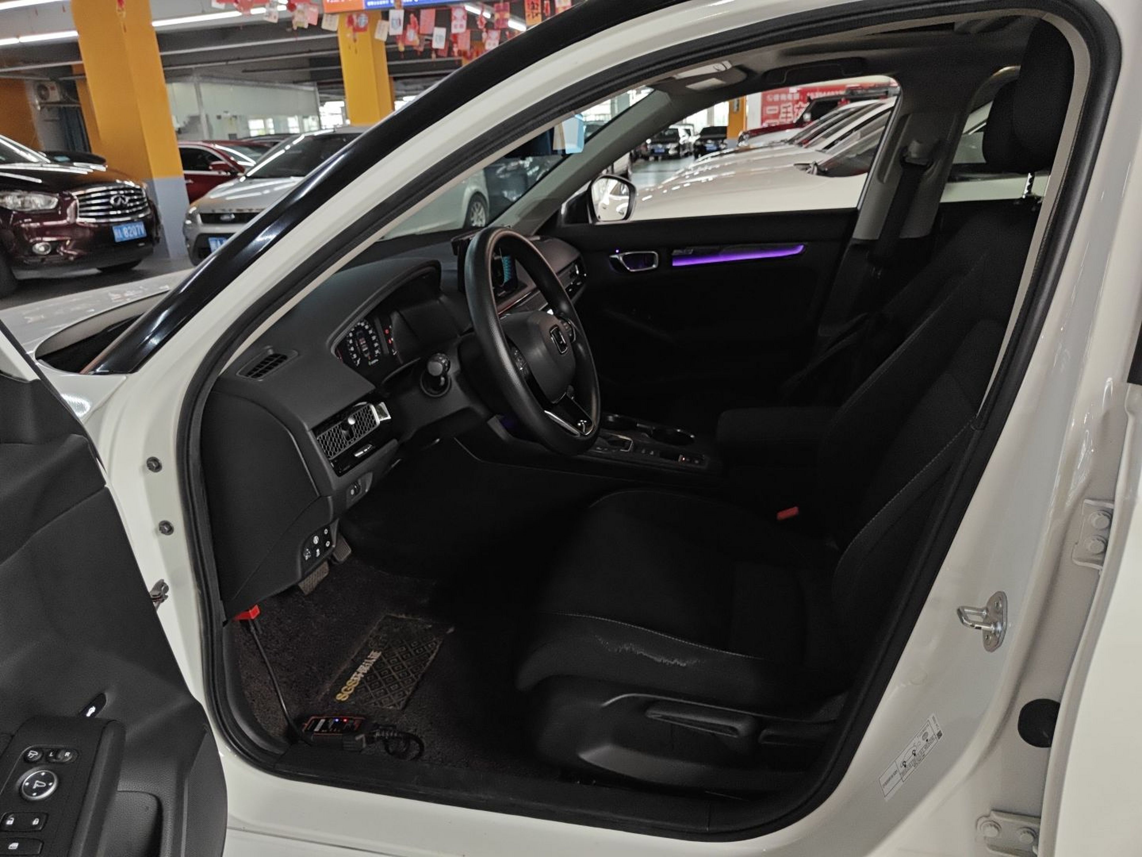 Переднее сиденье в автомобиле