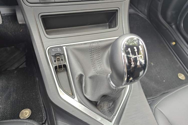 Used Geely Auto Vision 2019 Upgraded Model 1.5L Manual Luxury Version China VI Standard Gear Lever