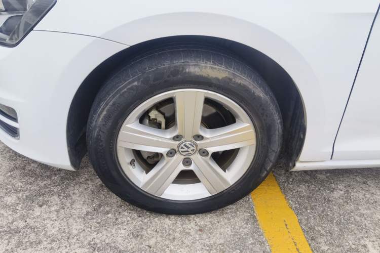 Used Volkswagen Golf 2016 180TSI Automatic Comfort Model Left Front Wheel Hub