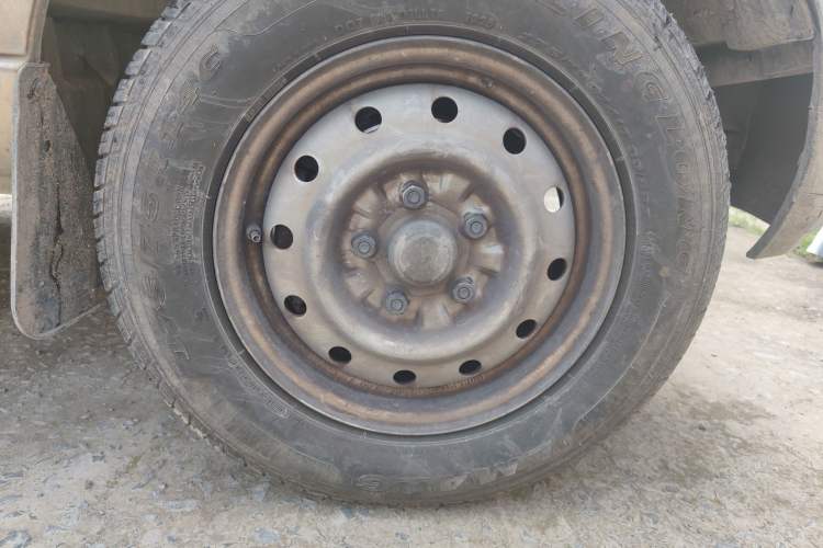 Used Wuling Rongguang EV 2020 Basic Version 7-Seater 300 km Right Front Wheel Hub