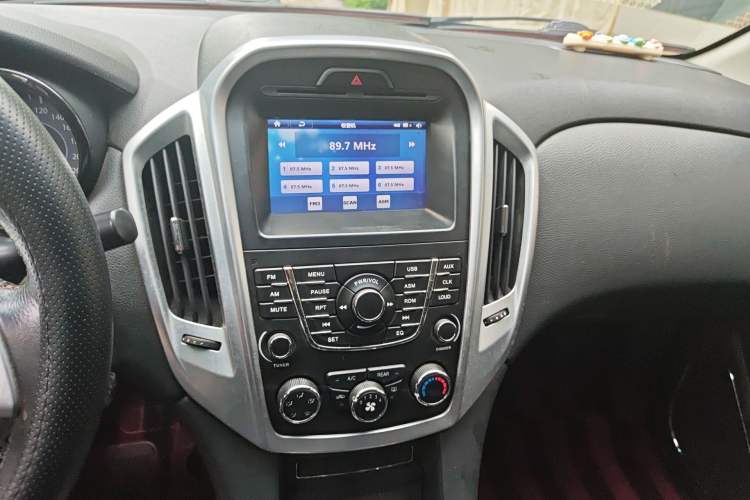 Used JMC Yusheng S350 2013 2.4T Manual Two-Wheel Drive Diesel Luxury 7-Seater Audio And AC Panel