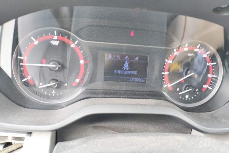 Used SAIC MAXUS Xintu V90 2020 2.0T Manual Yunjie Version Front-Wheel Drive with Single Rear Tire Short Wheelbase High-Roof Design 6-Seater
