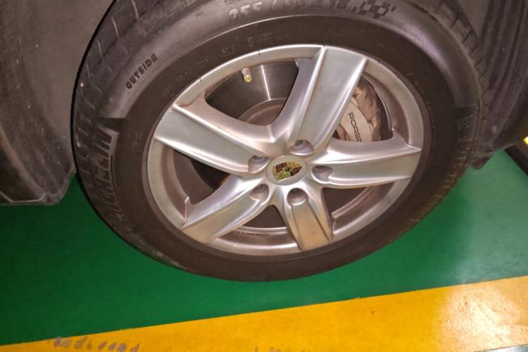 Used Porsche Cayenne 2011 Cayenne S 4.8L Right Front Wheel Hub