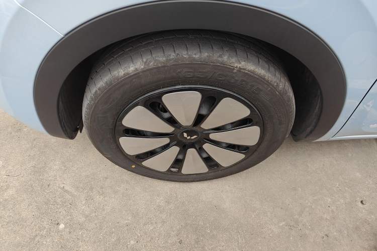 Used Wuling Bingo 2025 410 km Lingxi Deluxe Edition Left Front Wheel Hub