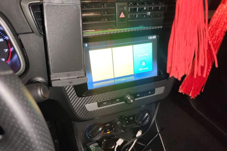 Used MG ZS 2017 1.5L Automatic Luxury Edition Audio And AC Panel