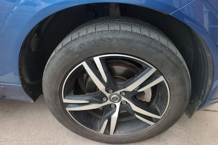 Used Volvo XC60 2018 T5 4x4 Smart & Sporty Edition Right Front Wheel Hub