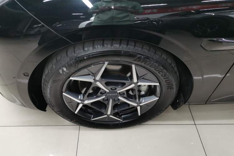 Used Lynk & Co Z10 2025 95 kWh 806 km Range Rear-Wheel Drive Advanced Driver-Assistance System Max