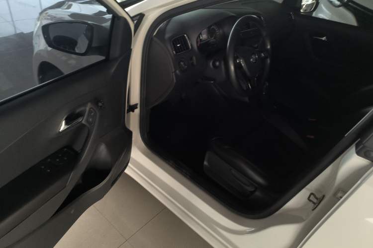 Used Volkswagen Polo 2016 1.6L Automatic Comfort Model
