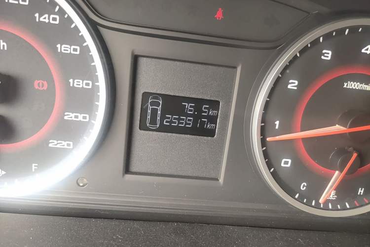 Used SAIC MAXUS G10 2016 2.4L Manual Elite Edition Odometer Close Up