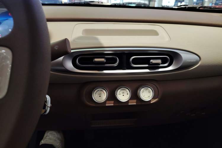 Used Wuling Hongguang MINIEV 2025 Four-Door Version Advanced Edition Audio And AC Panel