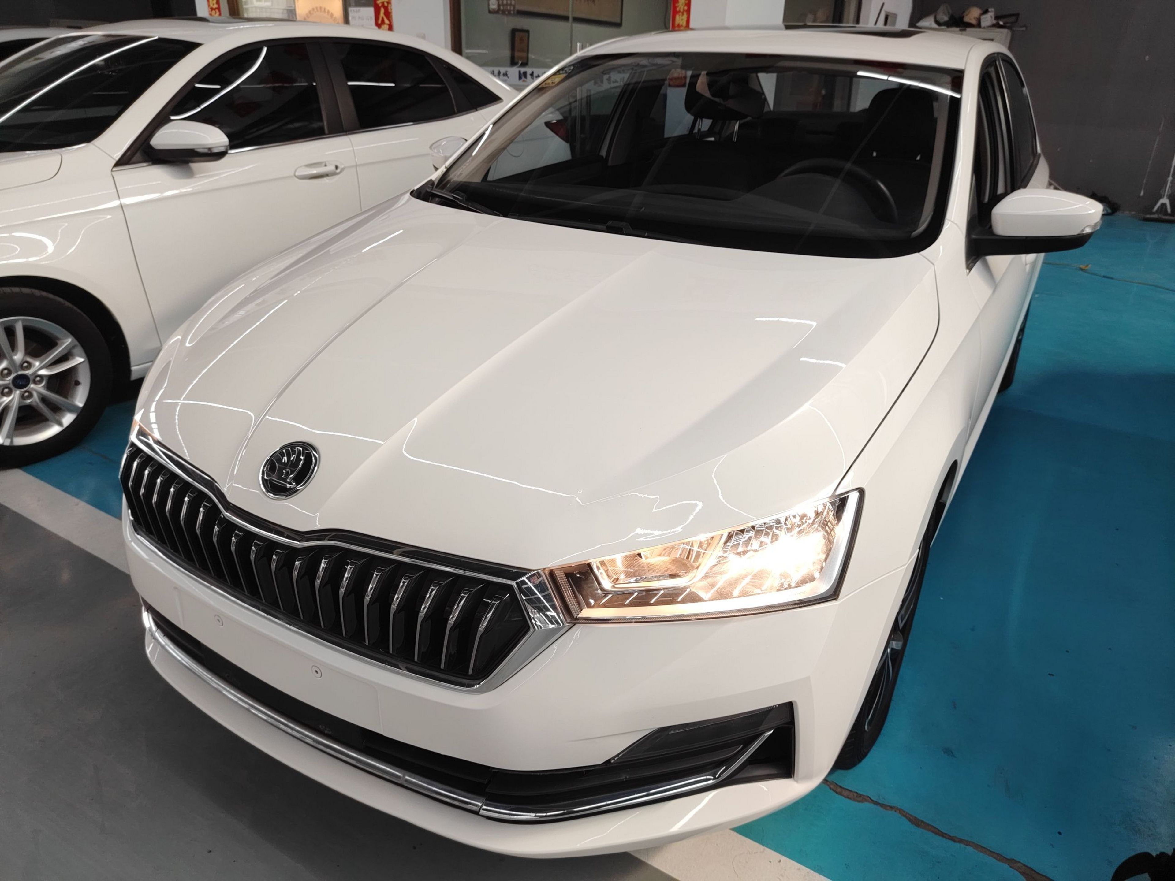 تحت مقدمة السيارة