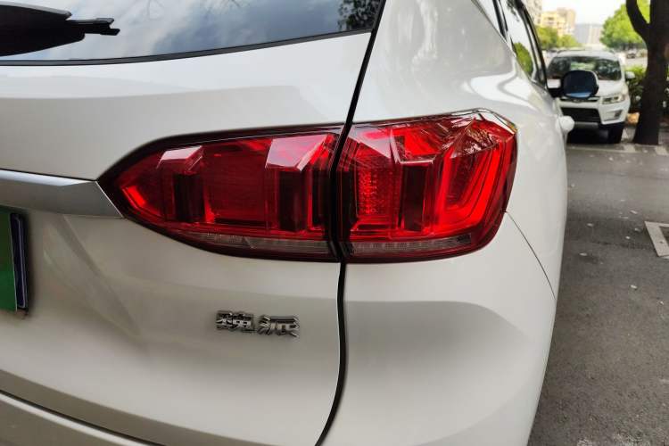 Used Wey VV6 2018 2.0T Two-Wheel-Drive Ultra-Luxury Version China V Standard
