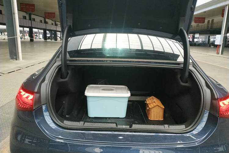 Used Mercedes-Benz EQE 2022 350 Luxury Edition Trunk