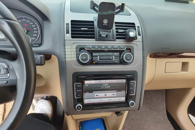 Used Volkswagen Touran 2011 1.4T DSG ZhiZhen Edition 5 Seats Audio And AC Panel