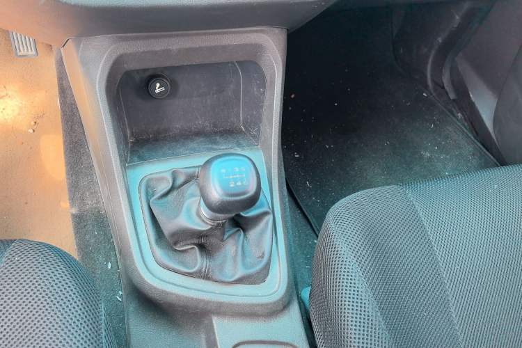 Used Wuling Hongguang V 2022 1.5L Jingqu Version Hydraulic Power Steering LAR Gear Lever