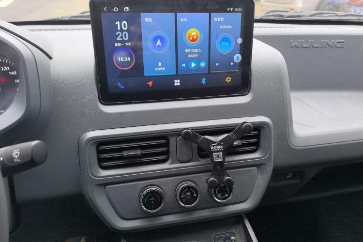 Used Wuling Yangguang 2024 300km Comfort-Grade Passenger Van 60kW