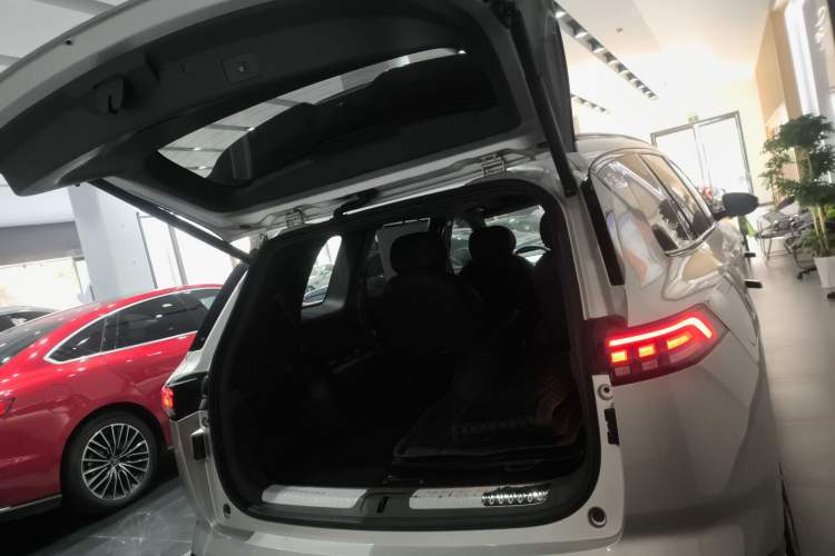 Used Dongfeng eπ eπ008 2024 210Max Range-Extended Version 6 Seats Trunk