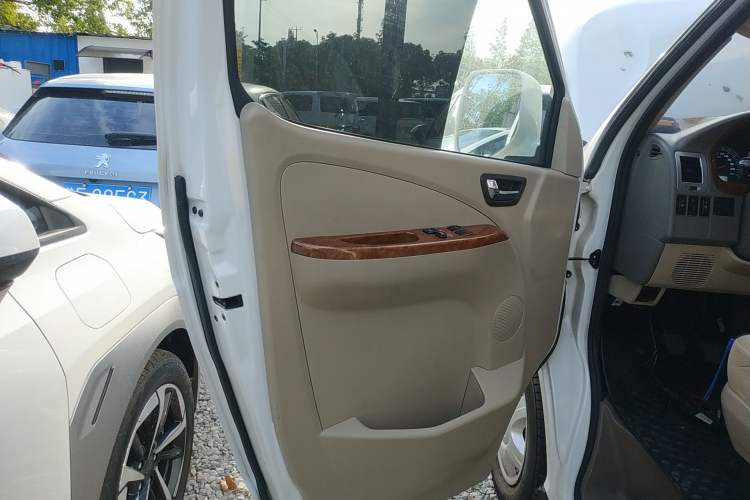 Used Foton Scenic G5 2022 2.0T Diesel Business & Travel Van 7/9 Seats 4F20TC3
