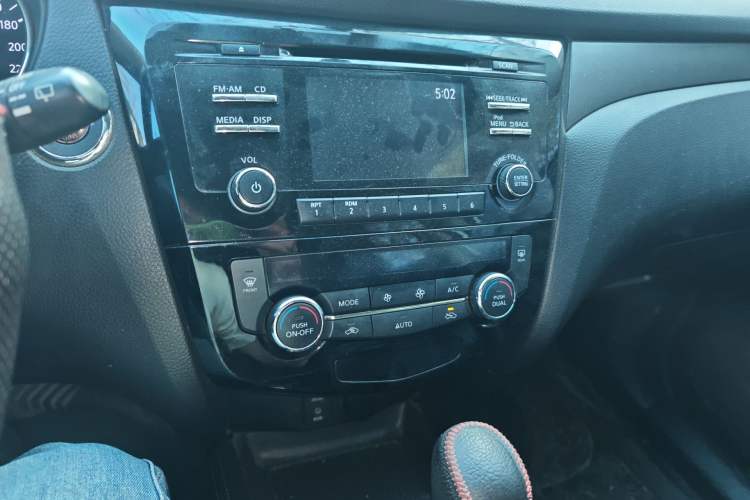 Used Nissan X-Trail 2015 2.0L CVT Comfort MAX Edition 2WD Audio And AC Panel