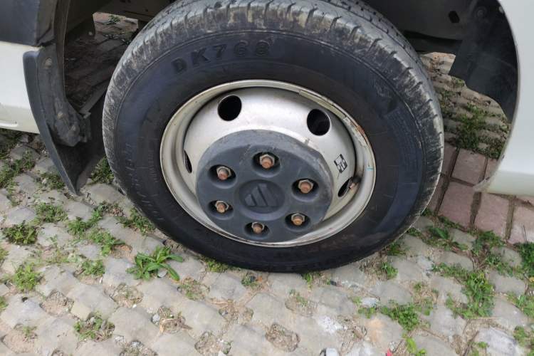 Used Foton Toano 2024 Geely Xianghuo Van 2.5T Manual Extended Wheelbase Mid-Roof Design Rear Dual Tires 3-Seater Right Front Wheel Hub