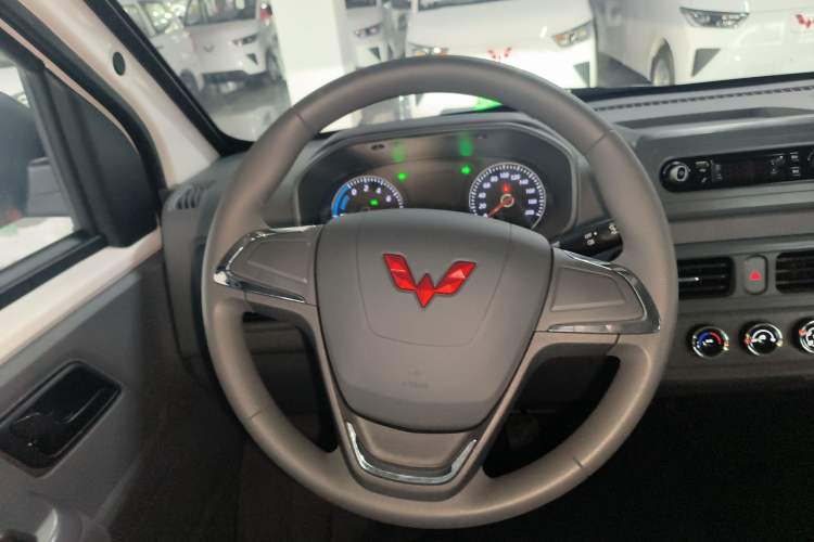 Used Wuling Yangguang 2024 300KM Comfort Version Passenger Van 75kW
