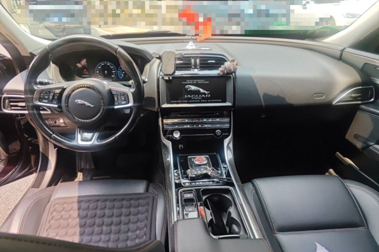 Used Jaguar XEL 2018 2.0T 200 PS Premium Edition Center Console