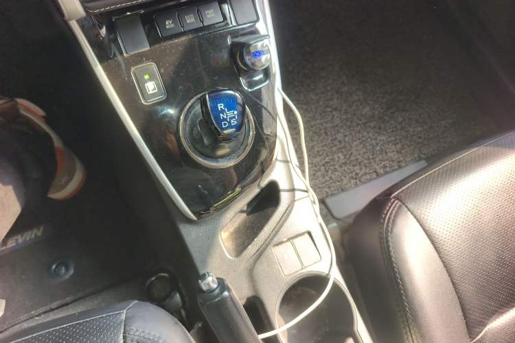 Used Toyota Levin 2017 Revised Dual-Engine 1.8H GS E-CVT Elite Sunroof Version China V Standard Gear Lever