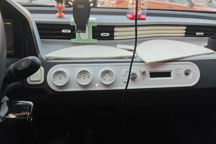 Used Wuling Hongguang MINIEV 2021 Macaron Premium Model – Lithium Iron Phosphate Audio And AC Panel