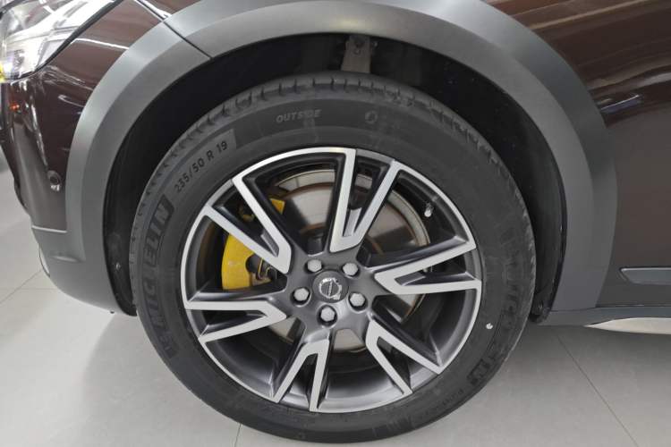 Used Volvo V90 2017 Cross Country T5 AWD Smart Range Edition Exterior 4